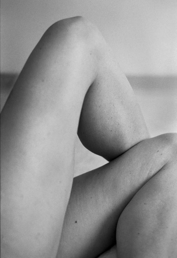 Photographie noir et blanc argentique jambes dressées
