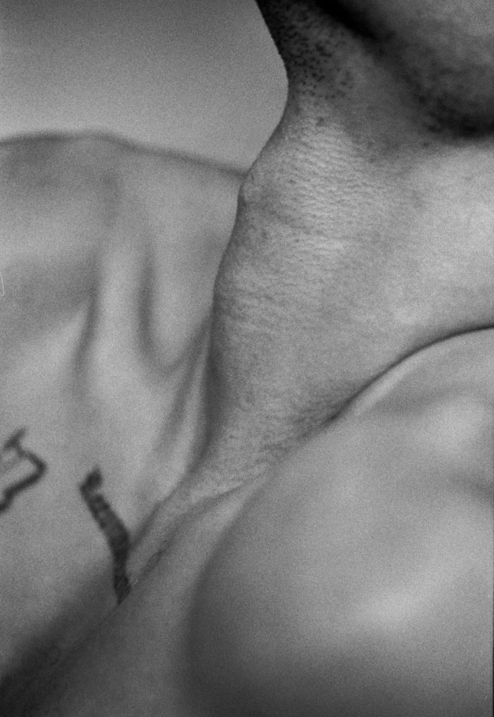 photographie noir et blanc cou et pomme d'adam